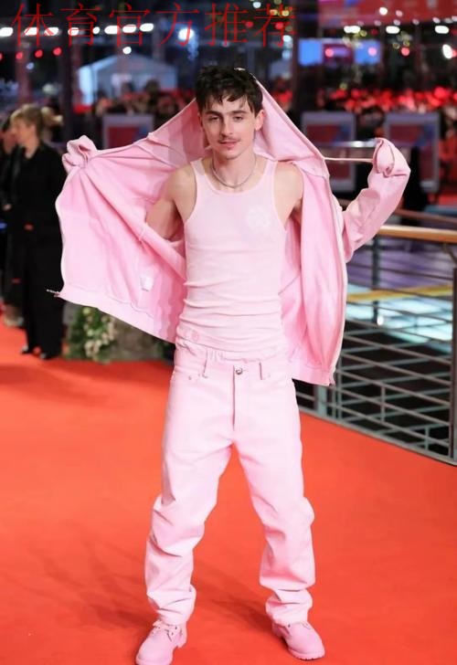 好莱坞明星“甜茶”被拍到全身红衣出行，手上戴着拜仁手套